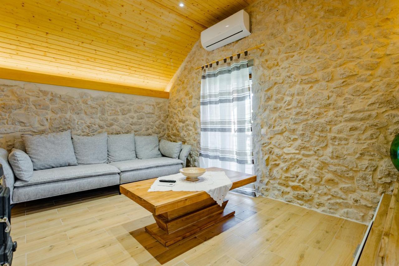 Patakun Holiday Home For 5, With Heated Pool Lecevica エクステリア 写真